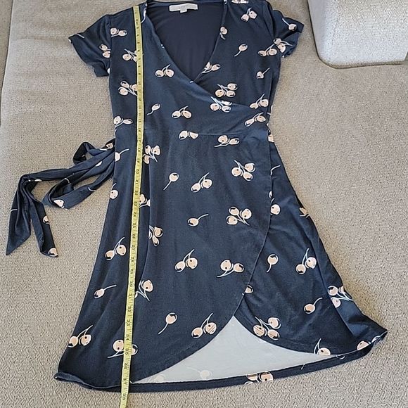 LOFT Gray with Cherries Short Sleeve Wrap Dress with Belt - Size 2 - Picture 9 of 15